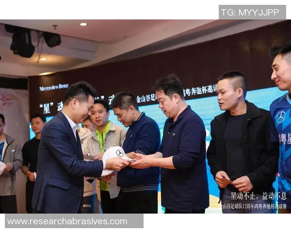 代言奔驰的足球明星们如何塑造豪华品牌形象与球迷互动