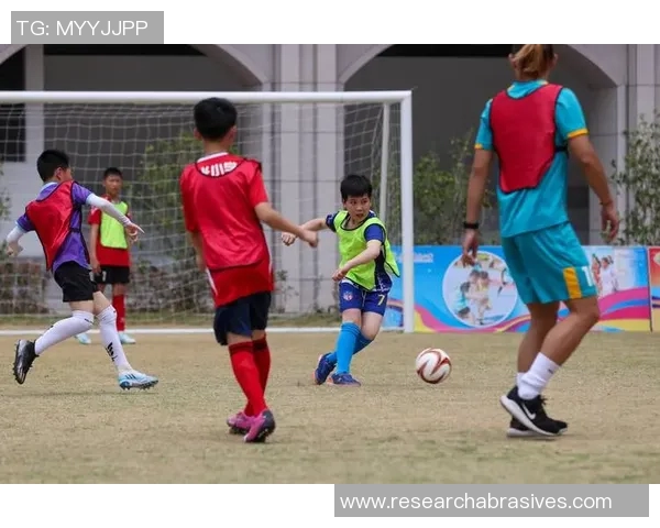 足球明星与可爱小狗亲密合照展现温馨瞬间引发粉丝热议