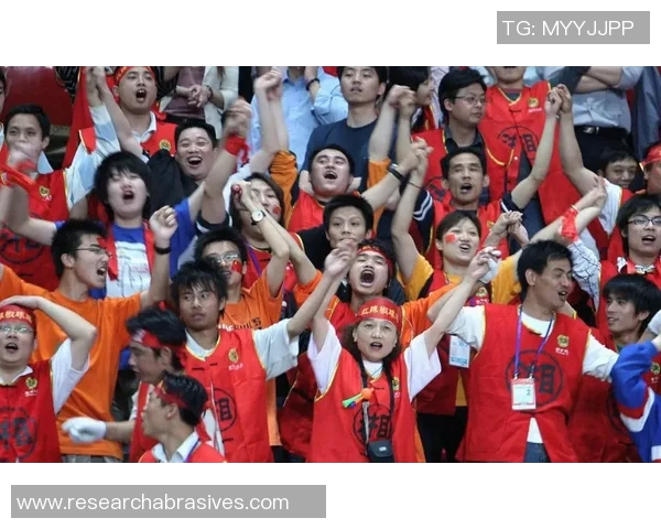 足球明星盛大亮相下大巴车瞬间引发球迷热烈欢呼与媒体关注