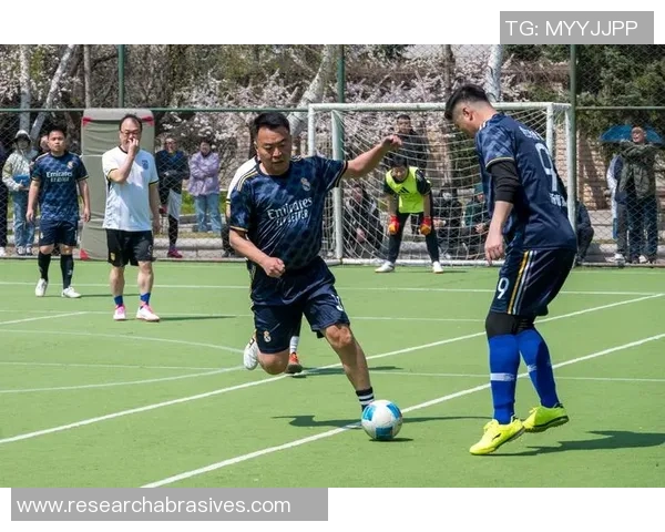 高清足球明星踢飞球瞬间捕捉展现运动激情与力量的完美画面